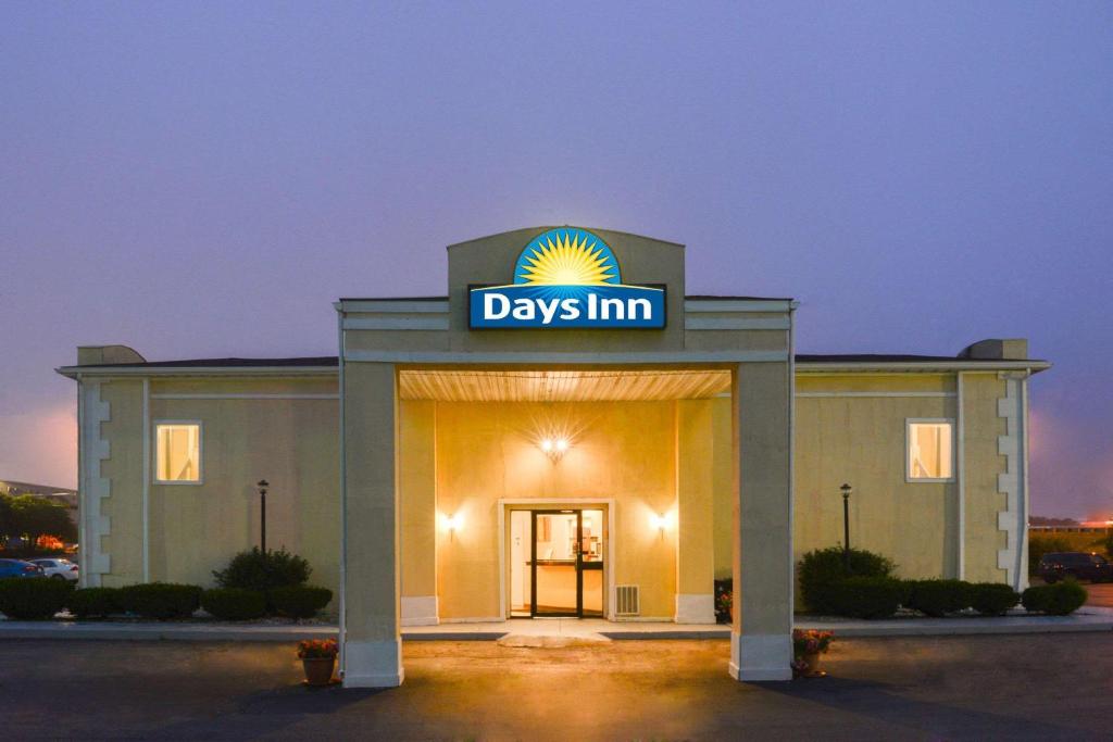 Days Inn by Wyndham Indianapolis East Post Road Main image 1